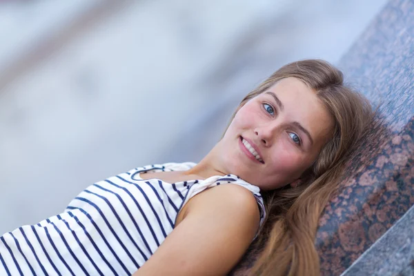 Портрет красивой, счастливой молодой девушки — стоковое фото