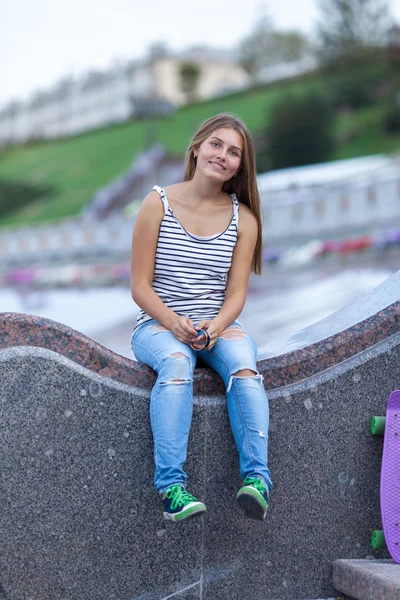 Porträt eines schönen, glücklichen jungen Mädchens — Stockfoto