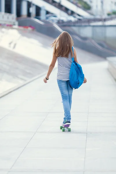 Junge süße Schulmädchen fährt Skateboard auf der Straße — Stockfoto