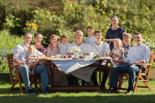 Vackraste lycklig familj i trädgården — Stockfoto