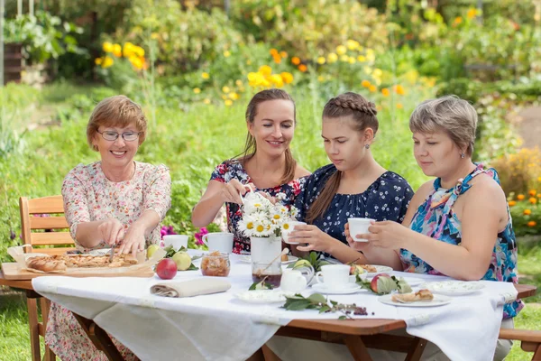 Elegant vacker glad kvinna sitter vid bord — Stockfoto