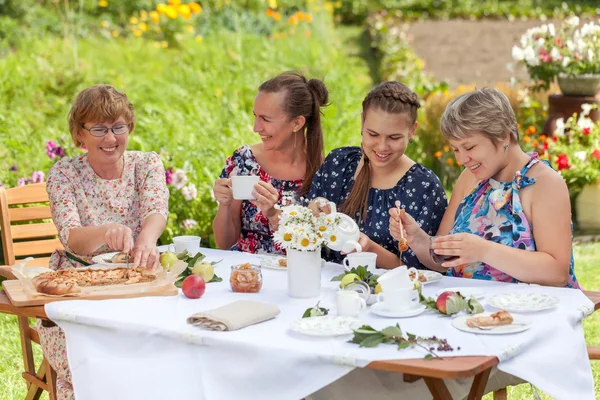 Elegant vacker glad kvinna sitter vid bord — Stockfoto