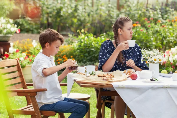 Vackraste lycklig familj i trädgården — Stockfoto