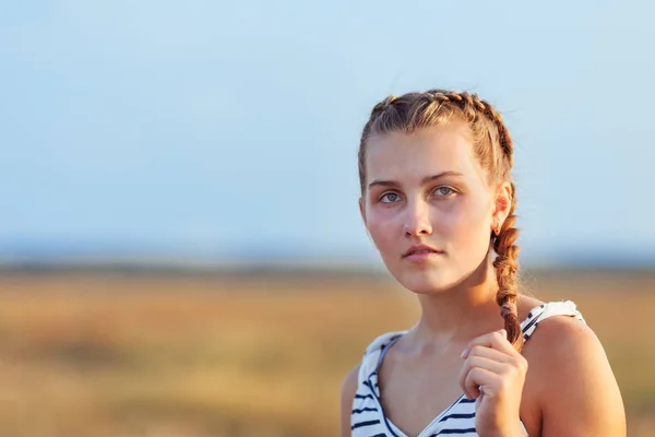 Güzel, mutlu genç kız portresi — Stok fotoğraf