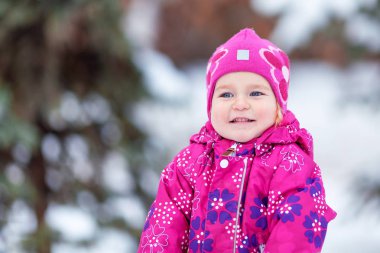 Portre tree yakınındaki mutlu güzel kız kış,