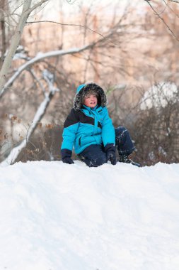 Kış parkta oynarken ciddi, düşünceli çocuk,