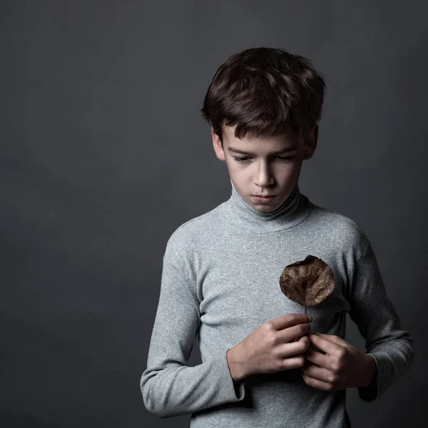 Porträtt av ledsen tonåring på grå bakgrund, — Stockfoto