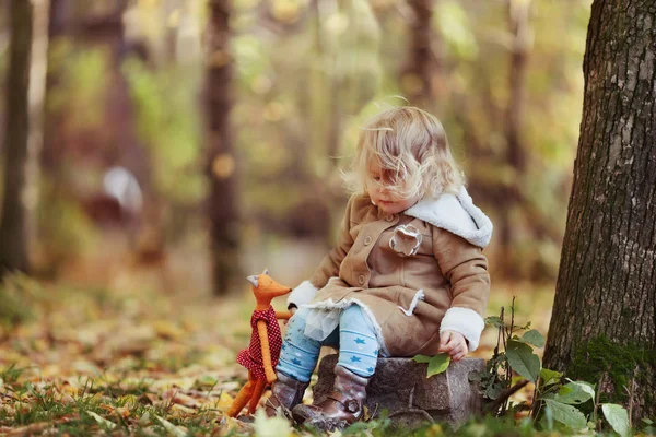 Retrato de menina muito pensativo no parque de outono — Fotografia de Stock