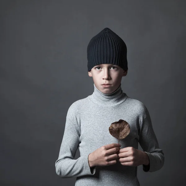 Retrato de adolescente triste em fundo cinza , — Fotografia de Stock