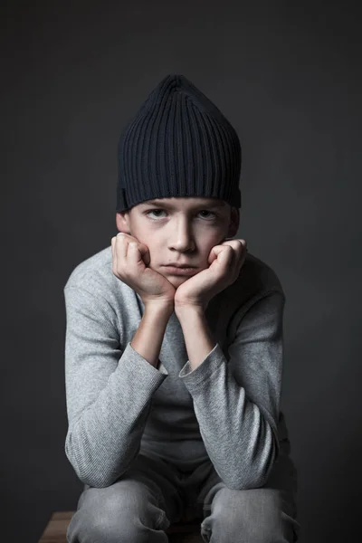 Retrato de adolescente triste em fundo cinza , — Fotografia de Stock