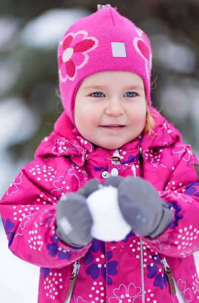Retrato de niña bonita feliz cerca del árbol, invierno , —  Fotos de Stock