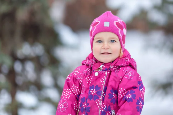 Retrato de menina bonita feliz perto de árvore, inverno , — Fotografia de Stock