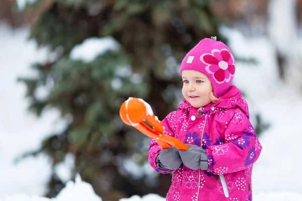 Retrato de niña bonita feliz cerca del árbol, invierno , — Foto de Stock