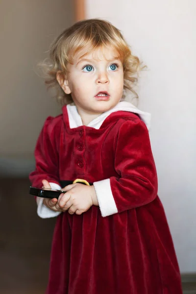 Portret van vrij klein meisje in santa pak, Kerstmis. — Stockfoto