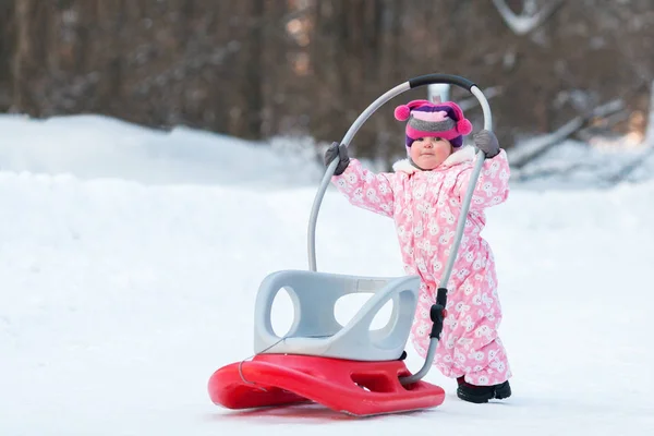 Fille heureuse porte traîneau dans la neige, hiver , — Photo