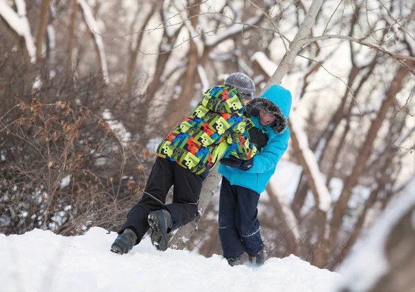 Dois meninos felizes alegres jogando no parque de inverno , — Fotografia de Stock