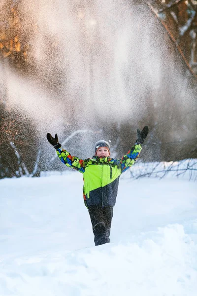 Wesoły chłopak zadowolony grając w winter park, — Zdjęcie stockowe