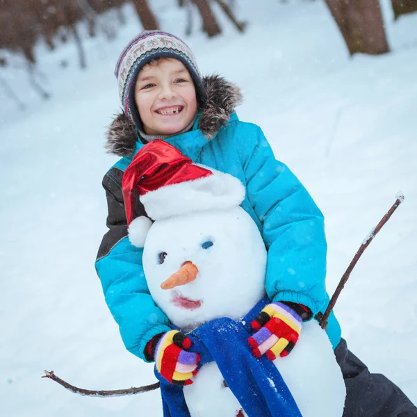 冬季娱乐，快乐的孩子玩堆雪人 — 图库照片