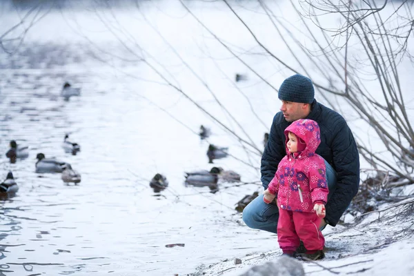 冬の公園で非常に美しい女の子と歩いて幸せな父 — ストック写真