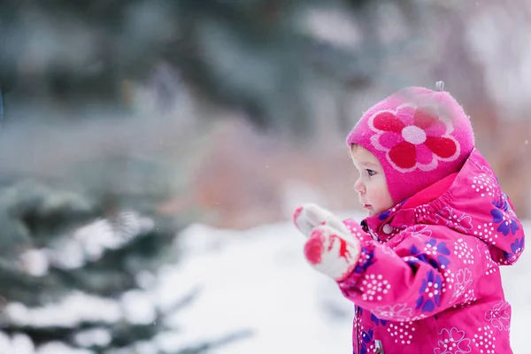 Portrait de jolie fille heureuse près de l'arbre de Noël, hiver , — Photo