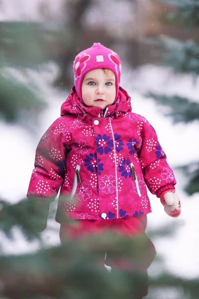 Portre Noel ağacı yakınındaki mutlu güzel kız kış, — Stok fotoğraf