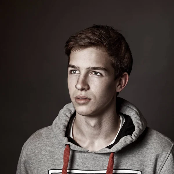 Porträtt av stilig ung man på grå bakgrund, — Stockfoto
