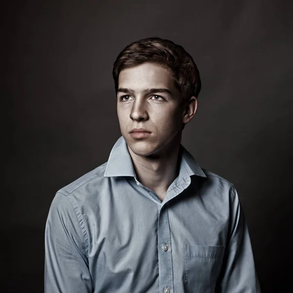 Πορτρέτο του όμορφος νεαρός άνδρας σε γκρι φόντο, — Φωτογραφία Αρχείου
