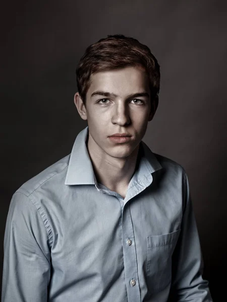 Retrato de joven guapo sobre fondo gris , — Foto de Stock