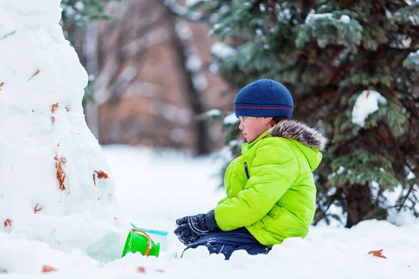 Vrolijke happy boy spelen in winter park, — Stockfoto