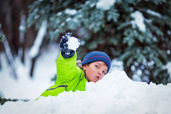 Vrolijke happy boy spelen in winter park, — Stockfoto
