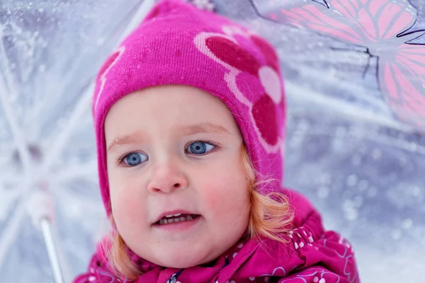 画像附近圣诞树上的漂亮女孩，冬天, — 图库照片