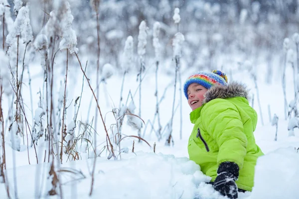 Joyeux garçon heureux jouant dans le parc d'hiver , — Photo