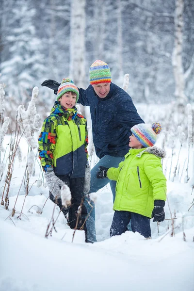 Retrato de una familia feliz en el parque de invierno. Padre, hijo e hija riéndose —  Fotos de Stock