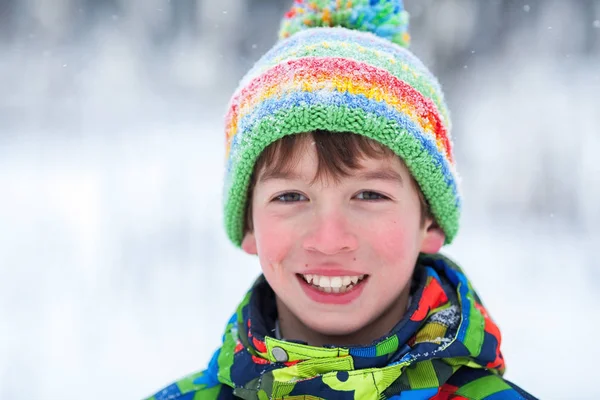 Χαρούμενα ευτυχισμένο αγόρι παίζει στο χειμερινό πάρκο, — Φωτογραφία Αρχείου