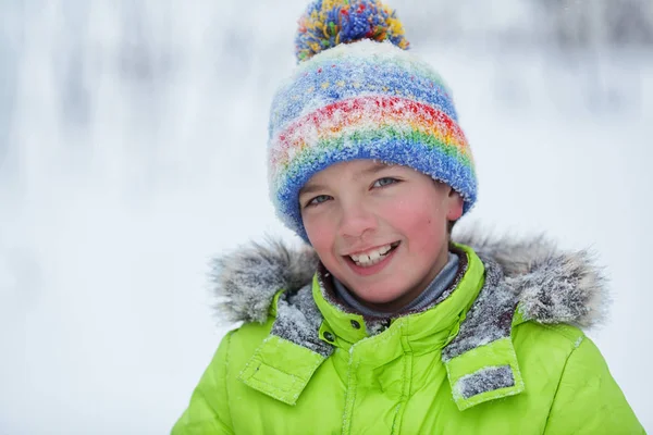 Glada lyckliga pojken spelar i Vinterparken, — Stockfoto