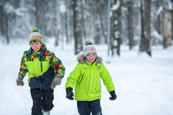 Wesoły zadowolony chłopców grać w winter park, — Zdjęcie stockowe