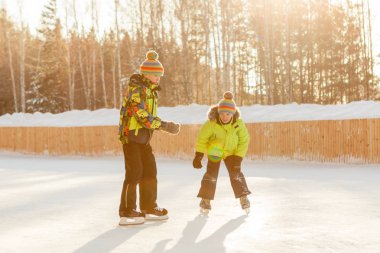 Neşeli mutlu çocuk yalan üzerine kar,