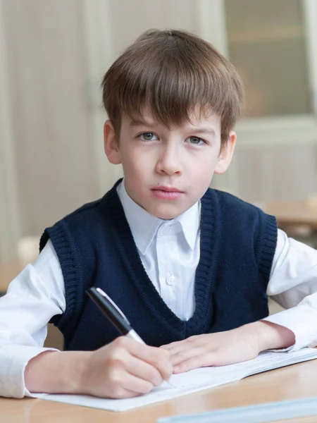 Sumienny student siedząc przy biurku, klasie — Zdjęcie stockowe