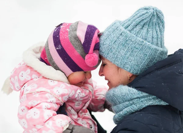 Porträt einer glücklichen Mutter und Tochter im Winter — Stockfoto