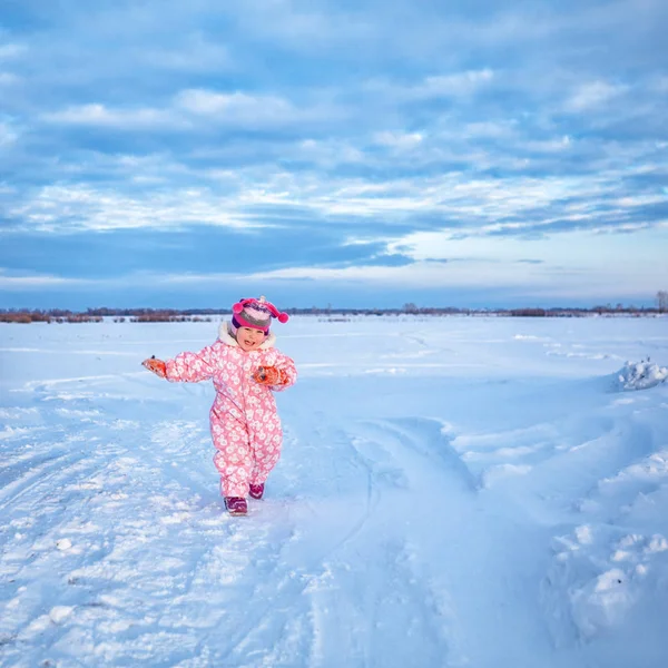 Retrato de Little cute menina feliz, andar no parque de neve de inverno , — Fotografia de Stock