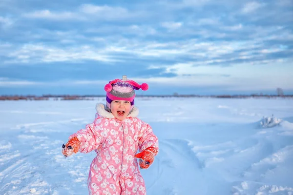 Portrait de petite fille mignonne heureuse, promenade dans le parc de neige d'hiver , — Photo
