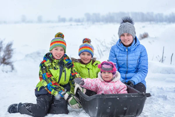 Portret van vrolijke gelukkige jongens en meisjes in de winterkleren. — Stockfoto
