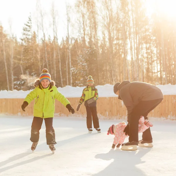 快乐嬉戏的家庭，在冬天滑冰的肖像 — 图库照片