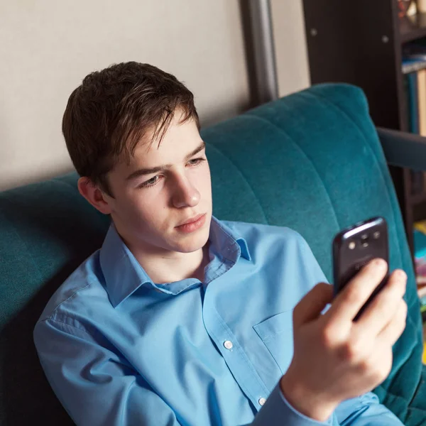 Portret van knappe jongeman — Stockfoto