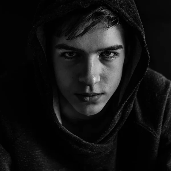Πορτρέτο του σοβαρό όμορφος νεαρός άνδρας σε μαύρο φόντο, — Φωτογραφία Αρχείου