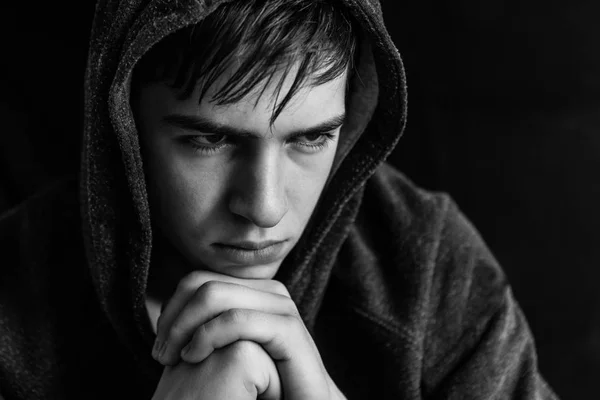 Fekete háttér súlyos jóképű fiatalember portréja, — Stock Fotó