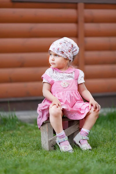 Portret van vrij klein meisje in bandana, zomer — Stockfoto