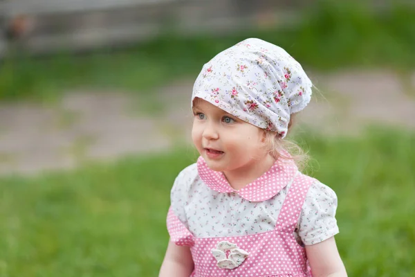 Portret van vrij klein meisje in bandana, zomer — Stockfoto