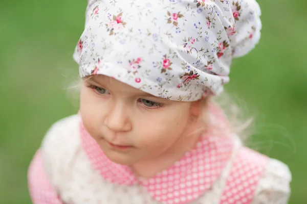Portret van vrij klein meisje in bandana, zomer — Stockfoto