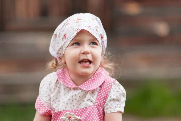 Retrato de niña bonita en pañuelo, verano —  Fotos de Stock